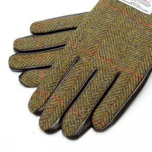 Close up of the fingers of the Islander Chestnut Herringbone Mens Harris Tweed Gloves.