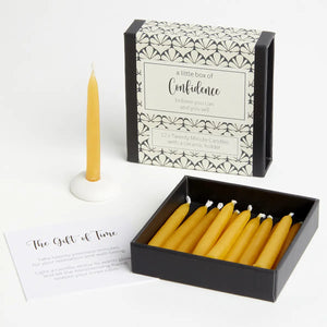 Open Box with Candles and Holder: A beautifully presented Little Box Off gift set featuring 12 natural beeswax candles and a stylish ceramic holder. Ideal for promoting well-being.