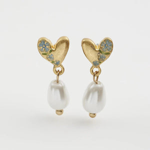 Front View – A pair of gold-plated heart-shaped earrings adorned with hand-painted forget-me-not flowers and a delicate pearl drop.