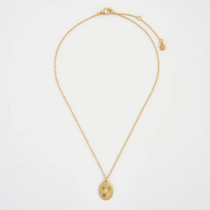 Full Necklace View: A gold-plated chain with an oval pendant featuring four-leaf clovers and pearls.