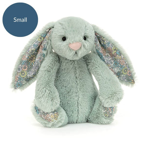 Soft & cuddly Jellycat Blossom Sage Bunny boasts adorable posy ears, perfect for all ages. This scrumptious bunny brings springtime joy!