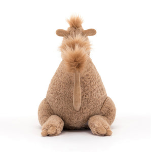 Pure sunshine vibes: From behind, Richie the Dromedary radiates warmth with his soft fur, adorable tail, and friendly demeanor.