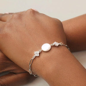 Silver Art Deco Freshwater Pearl Chain Bracelet on wrist – A stylish silver chain bracelet with a lustrous freshwater pearl, worn on the wrist, showcasing its elegant adjustable design.