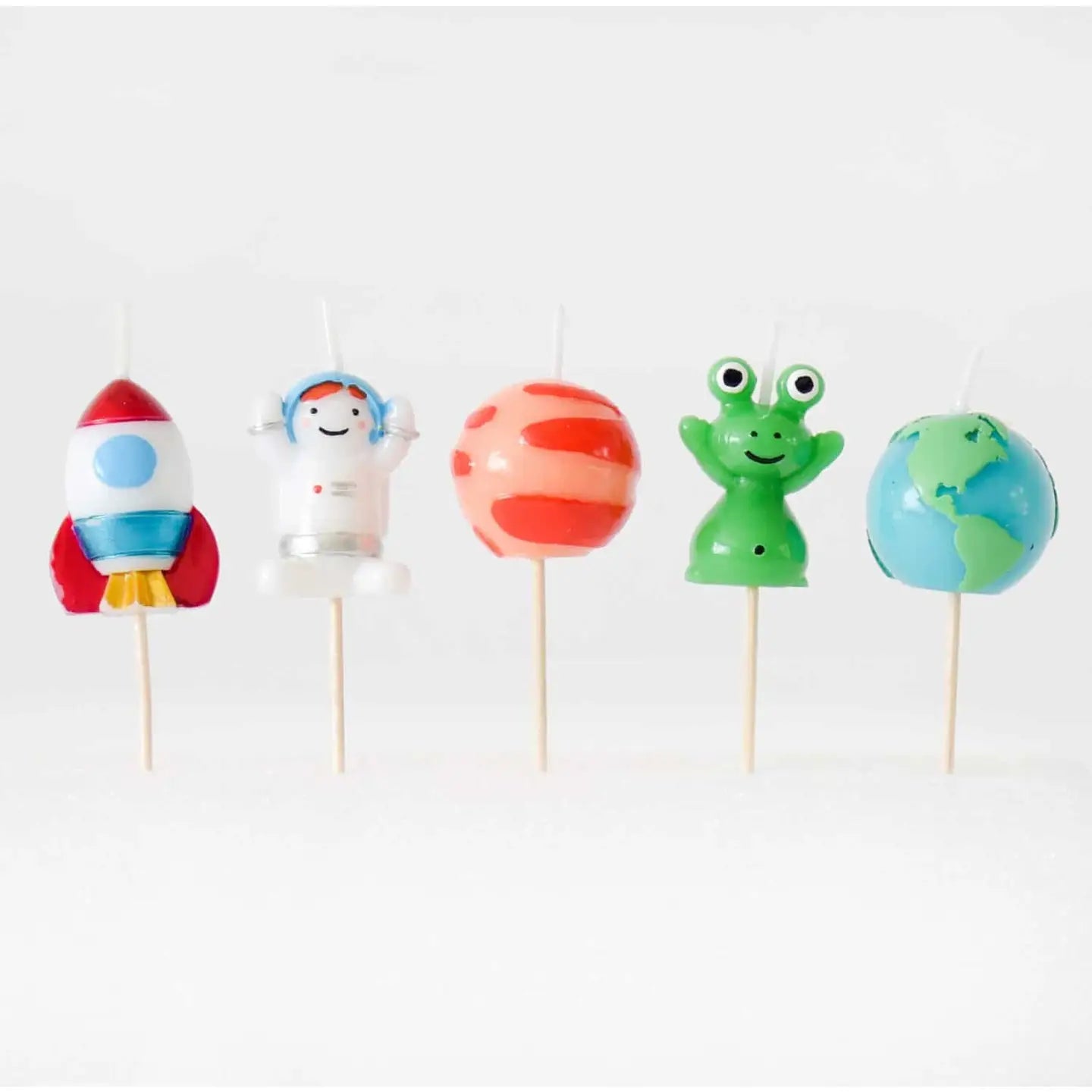Set of five 3D space cake candles including rocket, astronaut, planet, alien, and Earth – colourful and playful birthday candles.