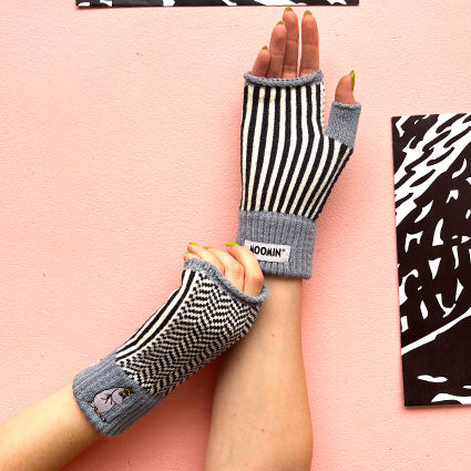 Back view of Moomin Herringbone Gloves with striped reverse and Moomin logo detail.
