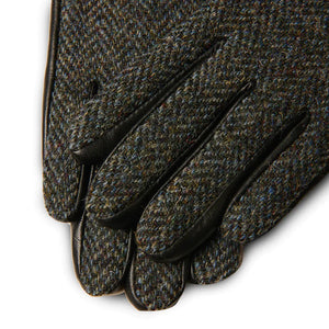 Close up of the fingers of the mens Harris Tweed Black & Grey Herringbone Gloves.