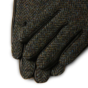 Close up of the fingers of the Black & Grey Herringbone Ladies Harris Tweed Gloves.