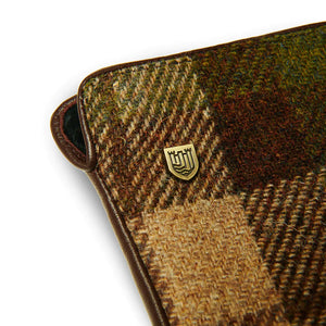 Close up of the Islander logo badge that sits at the top of the Harris Tweed Ladies Gloves.